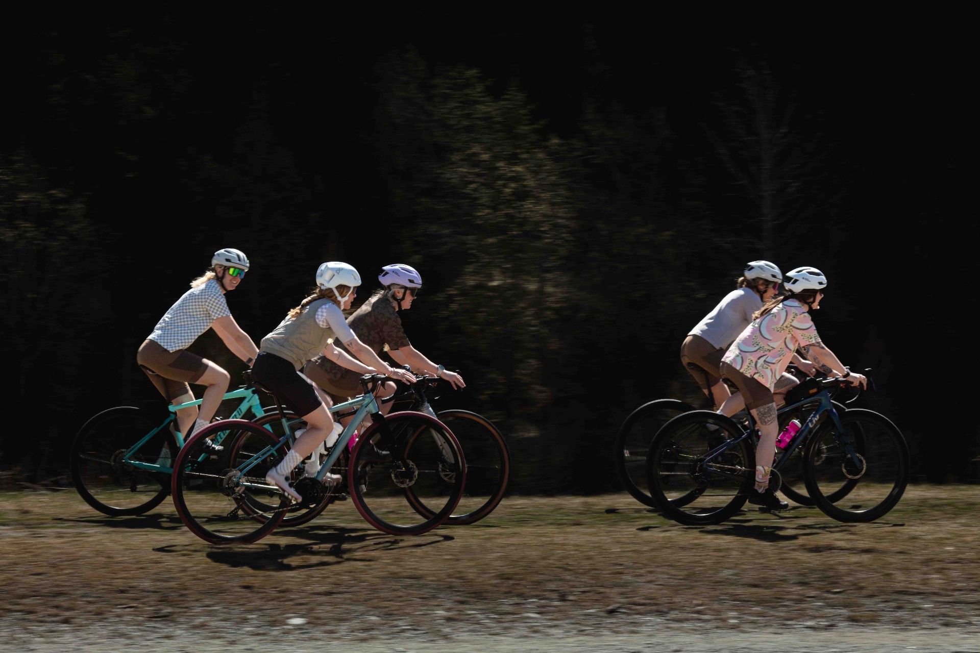 Groupe de cyclistes GLOW en action en tenue Peppermint