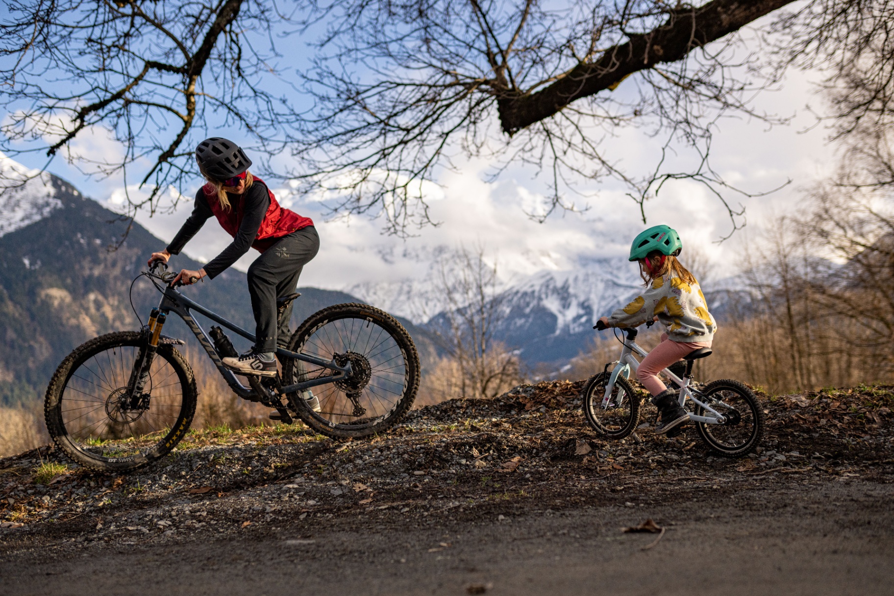 Coach GLOW et enfant en VTT face au massif