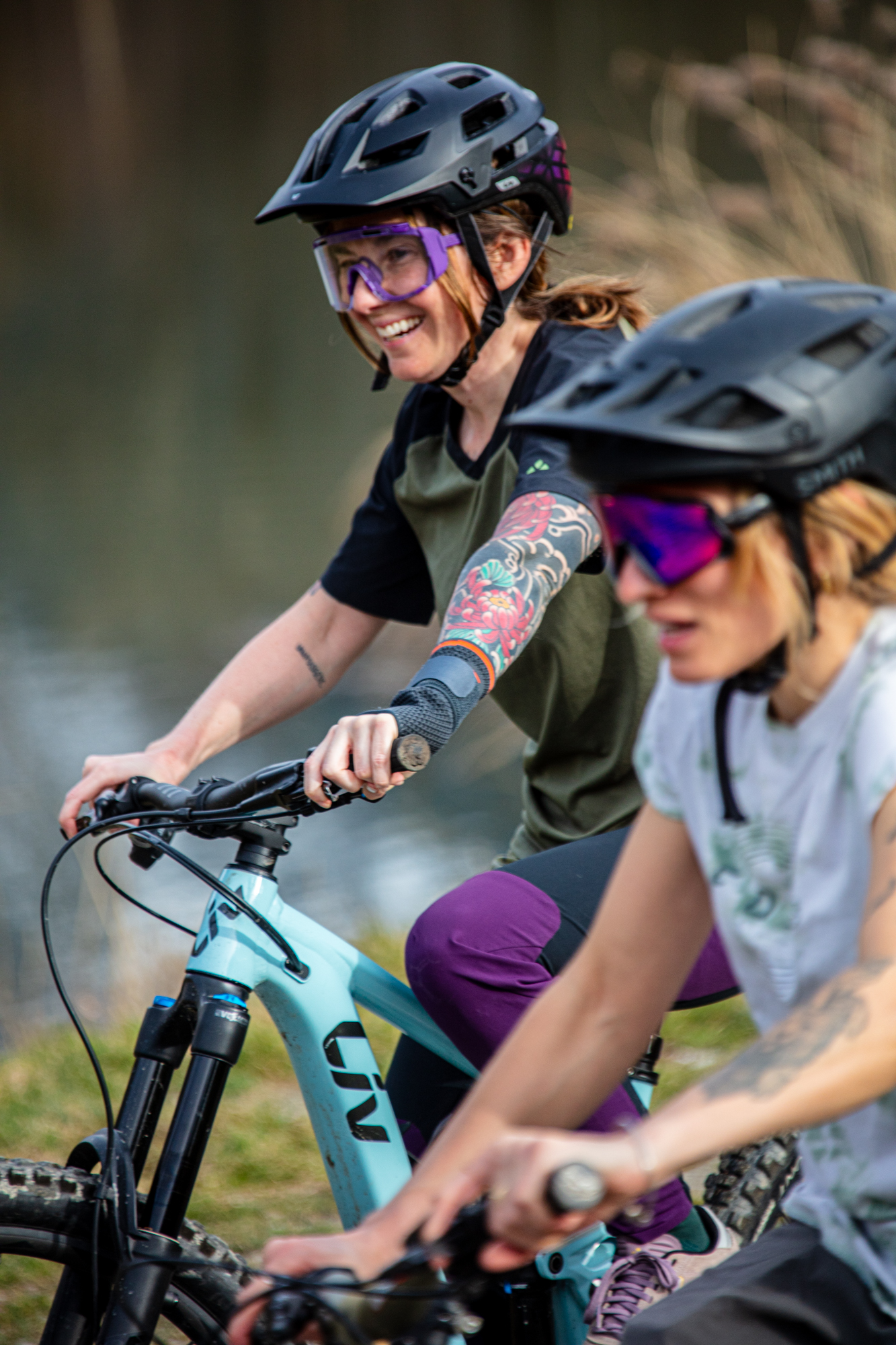 Deux jeunes vététistes GLOW souriantes